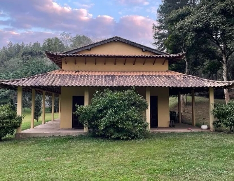 Edificação da escola Terra Xamã, cercada por árvores